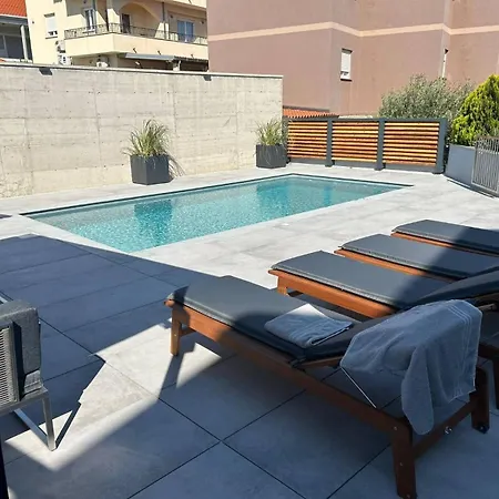 Sara With Pool Apartament