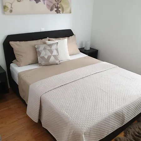 Sara With Pool Apartament *