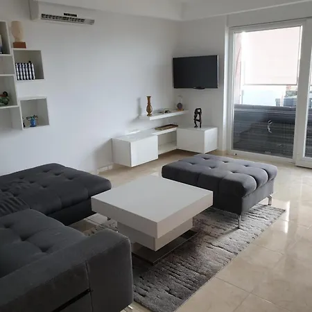 Sara With Pool アパート ツリクヴェニツァ