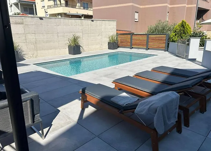 Sara With Pool Apartament